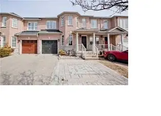 Don't miss out this gorgeous sun-filled spacious townhouse nests in high demanded Langstaff communit...