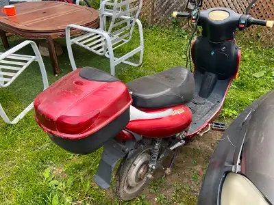 Vous vendons ce scooter électrique qui est bien équipé nous en demandons 400 $. Prenez en considérat...