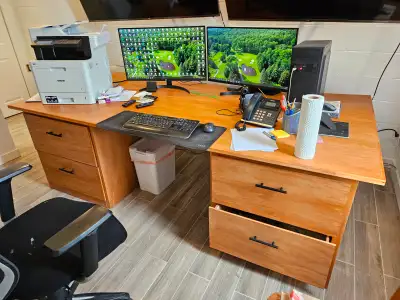 Bureau 8'x4' fait sur mesure 500$, View more