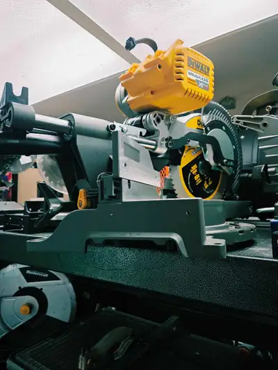 Scie à onglets DEWALT FlexVolt, View more