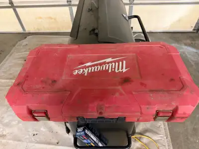 Selling my m18 Milwaukee grease gun works great jus got a dewalt to match the rest of my tools comes...