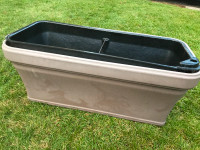 Lee Valley Self-watering planter with built-in reservoir