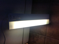 under cabinet or wall mount light fixture w/light - 18" x 4.5"