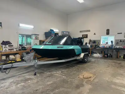 Custom built tunnel hull 16’ This boat is finished very nice with lots of options Front 120 liter ta...