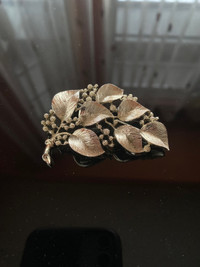 Vintage Lisner brooch 