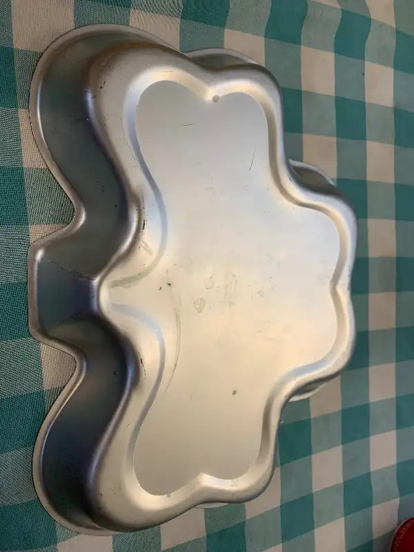 Clover leaf cake pan in Kitchen & Dining Wares in Calgary - Image 3