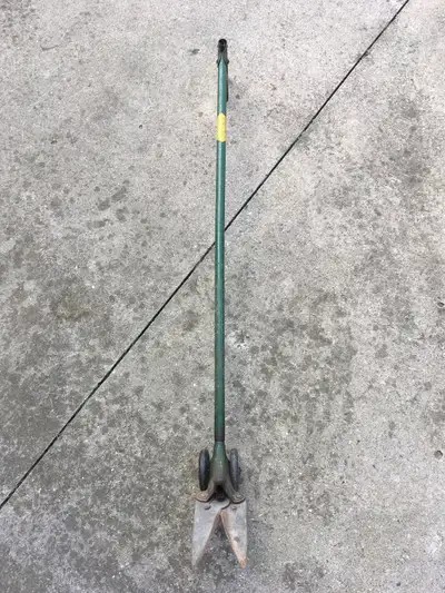Stand-up grass shears. 38 inches tall. Good (and working) condition.