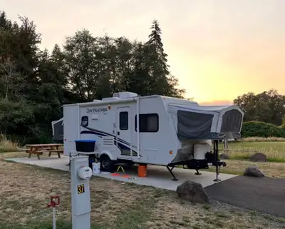 Front and rear fold down beds (mattress foam has been upgraded for extra comfort) J-steel jackknife...