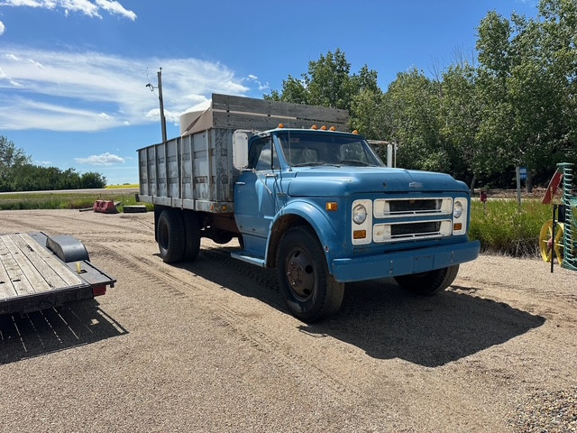 1972 Chevrolet C50 truck with 1200 gallon poly tank in Cars & Trucks in Saskatoon