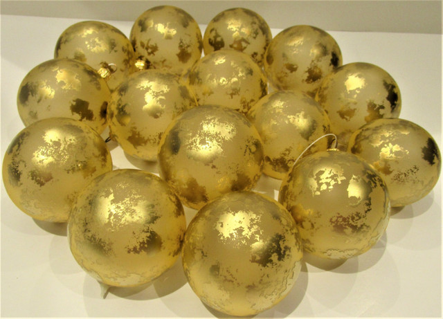 15 SLOVAKIAN GOLD SPONGED GLASS HANGING ORNAMENTS, NOT USED in Arts & Collectibles in Hamilton - Image 2