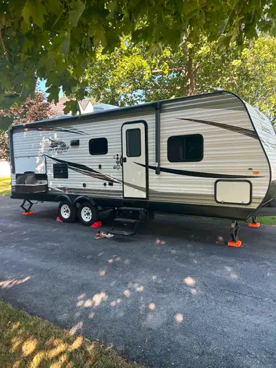 2019 Jayco Jay Flight 242 BHS. Very clean and Excellent condition. Great size to haul or use as seas...
