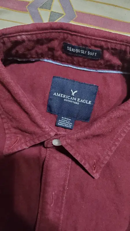 LIKE NEW AMERICAN EAGLE SHIRT - Small Size.  Maroon Color in Men's in Mississauga / Peel Region - Image 3