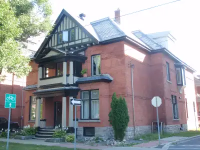 Beautiful bachelor apartment available for rent, located in the heart of Ottawa & steps away from ev...