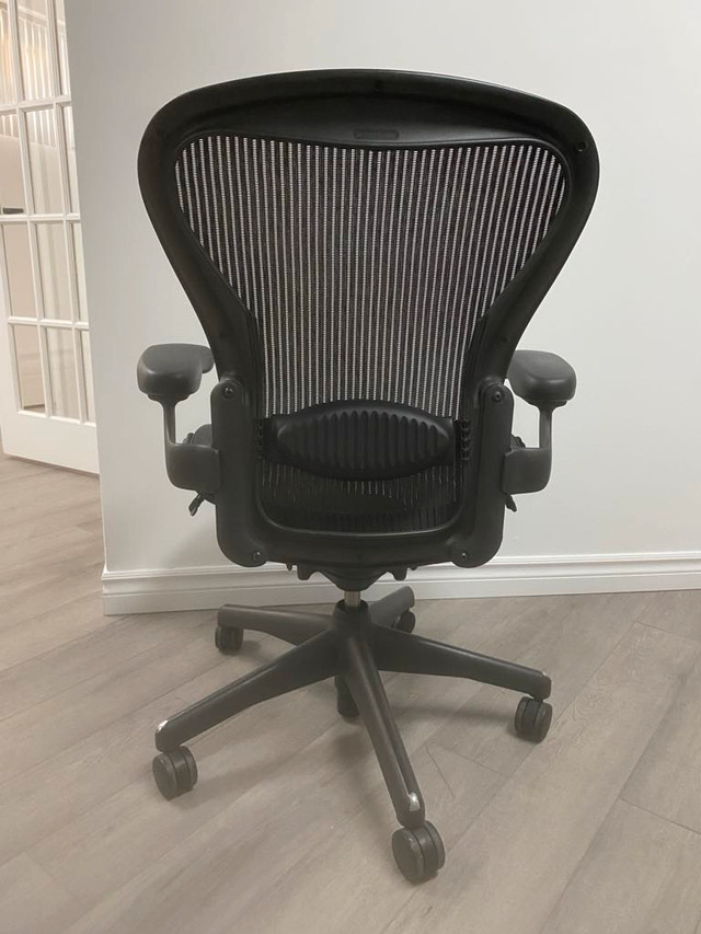 chaise ergonomique herman miller aeron dans Chaises, Fauteuils inclinables  à Longueuil/Rive Sud - Image 2