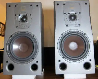 ENERGY, OPENNESS, DYNAMICS AND CLARITY; BOOKSHELF SPEAKERS WITH BIG SOUND; RARE IN CANADA Fact: The...