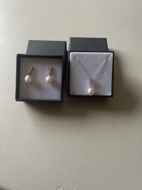 Pearl pendant and earrings 
