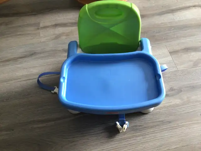 Fisher price portable baby chair in Playpens, Swings & Saucers in Charlottetown - Image 2