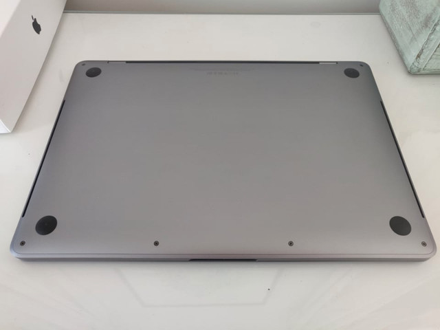 MacBook Pro (13-inch, Touchbar, 2018)    (i5,   16GB, 256GB) dans Portables  à Ville de Montréal - Image 3