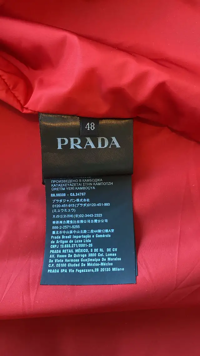Prada Veste Rouge Windbreaker in Men's in Mississauga / Peel Region - Image 7