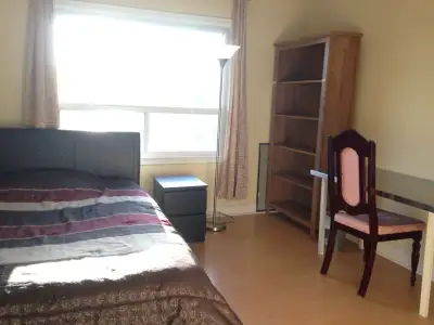 FURNISHED ROOM AVAILABLE IMMEDIATELY ST CLAIR / DUFFERIN SHARED BATHROOM AND KITCHEN WITH 2 PEOPLE $...