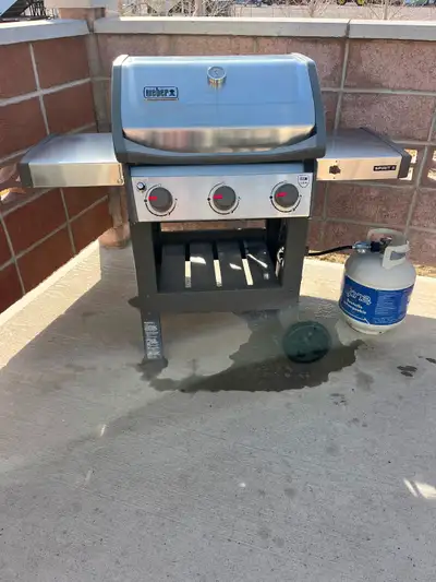 Very nice bbq, cast iron grilling grates tank not included. Cover is included. igniter works.