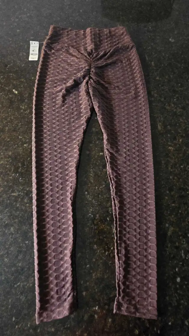 Lulu & Puma Workout Pants S-M Women / XL Girls in Women's - Bottoms in Gatineau - Image 2