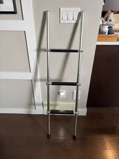 This 3-step RV bunk aluminum dock ladder is in good condition, eaturing durable aluminum constructio...