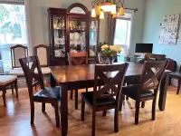 Excellent condition dark wood table with 6 chairs