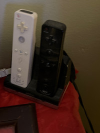 Wii Systen with charging stations  for 2 controllers and nonchu