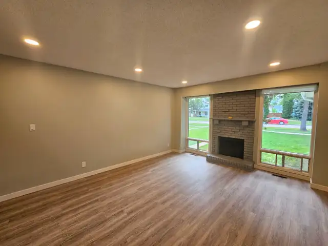 Side-by-Side house with 3 bedrooms and 2 bathrooms + backyard