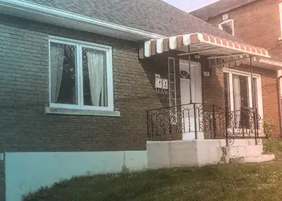 4 1/2 Près du centre-ville de Sherbrooke. À 5 minutes de marche de l'hôpital Hôtel Dieu et à 10 minu...