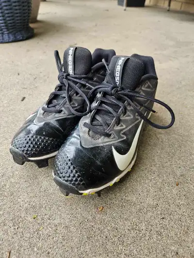 Women's size 7. Only used for one season.