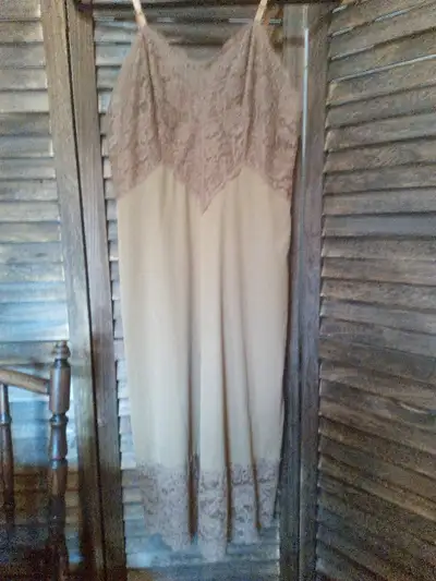 #25 Vintage Vanity Fair Lacey Romantic Light Brown Slip 32 Small, View more