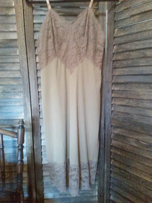 #25 Vintage Vanity Fair Lacey Romantic Light Brown Slip 32 Small in Women's - Other in Oshawa / Durham Region - Image 2