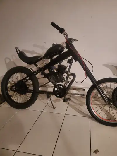 Belle petite becane chopper 49cc a gaz 2temp qui fonctionne tres bien et sa roule 100km je demande 2...