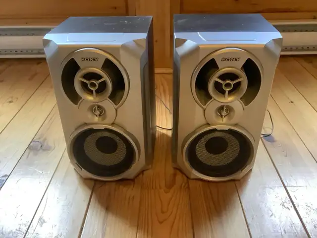 Sony bookshelf speakers  in Speakers in Ottawa - Image 2