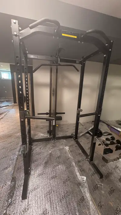 Inclus : Barre lat pull down Tricep rope Dip barre J cups Safety arms Pulley station Straight bar Le...