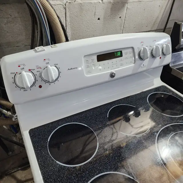GE electric adora oven glass cook top White stove in Stoves, Ovens & Ranges in Oakville / Halton Region - Image 5