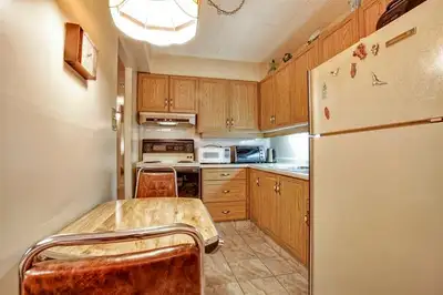 3 Bed. 1.5 Bath. Apart. for rent Sept. 1st 2025 2600$ per month