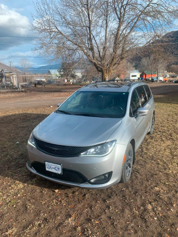 Chrysler Pacifica 2019 Limited S in Cars & Trucks in Penticton