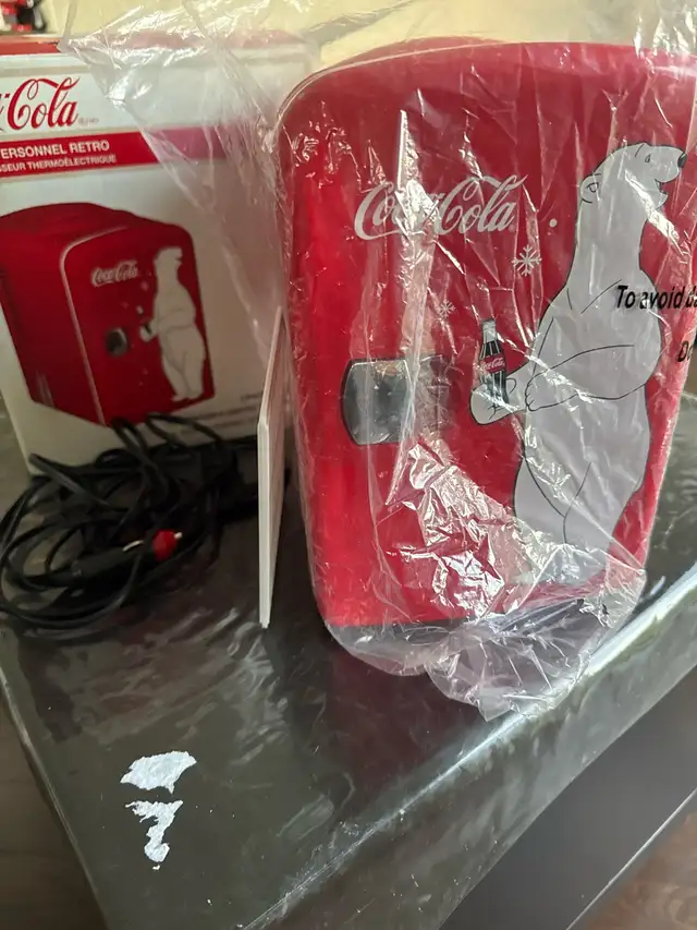 Coca Cola Mini Fridge in Refrigerators in Mississauga / Peel Region - Image 2