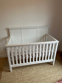 White crib 