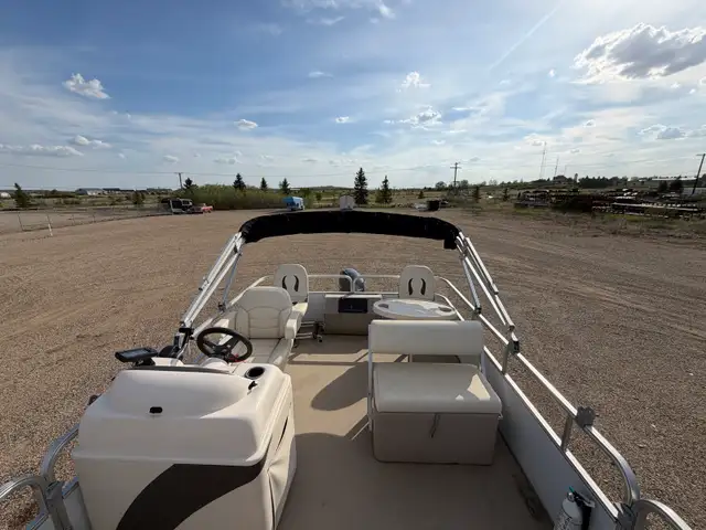 2018 Sunchaser Oasis 818KPH Pontoon in Powerboats & Motorboats in Regina - Image 5