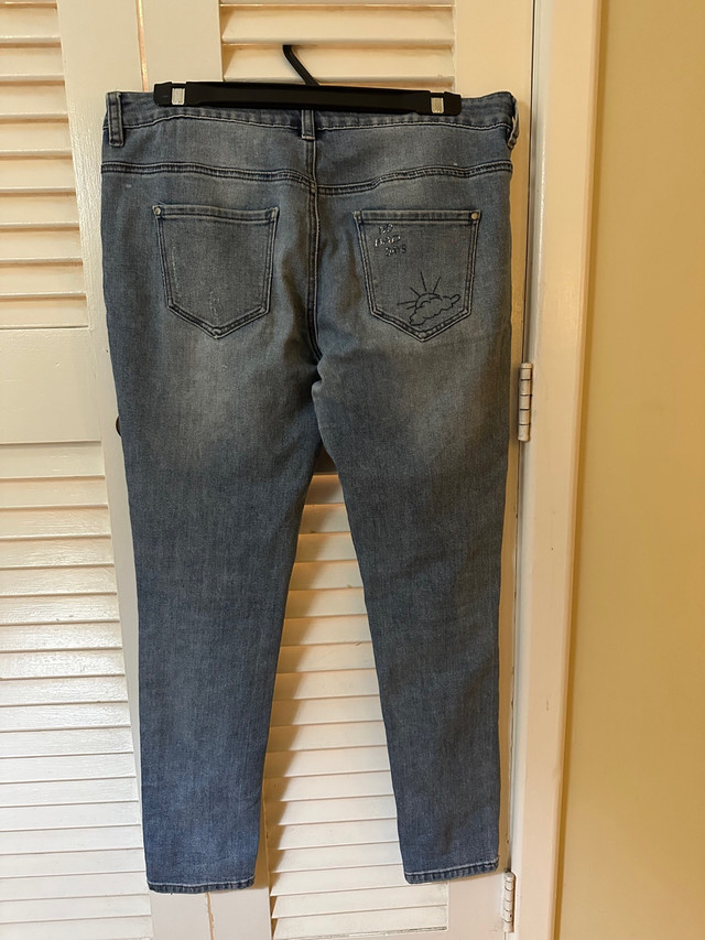 Artsy denim jeans in Women's - Bottoms in Ottawa - Image 2
