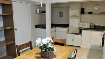 WELLAND - Large, furnished bed sitting room for rent.