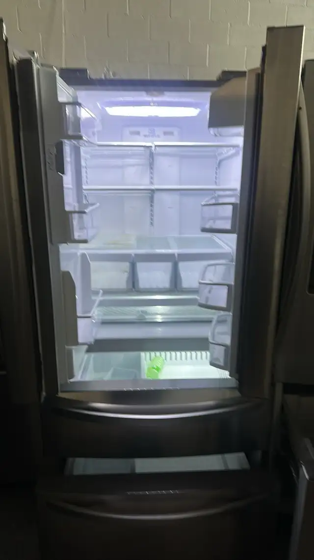 LG Refrigerator in Refrigerators in City of Montréal - Image 3