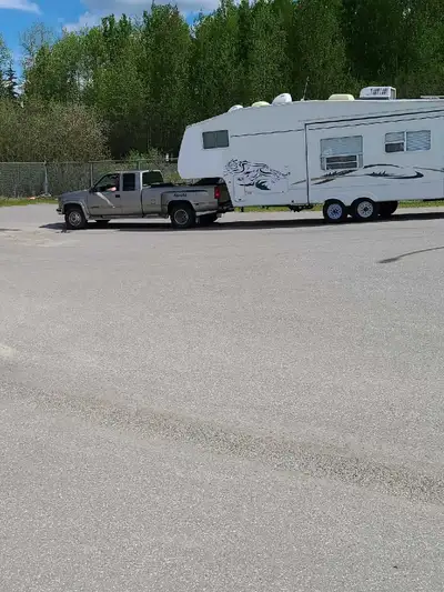 Selling a 1999 GMC 1-ton dually with 200,590 KM, paired with a 2000 Wildcat fifth wheel. Truck detai...