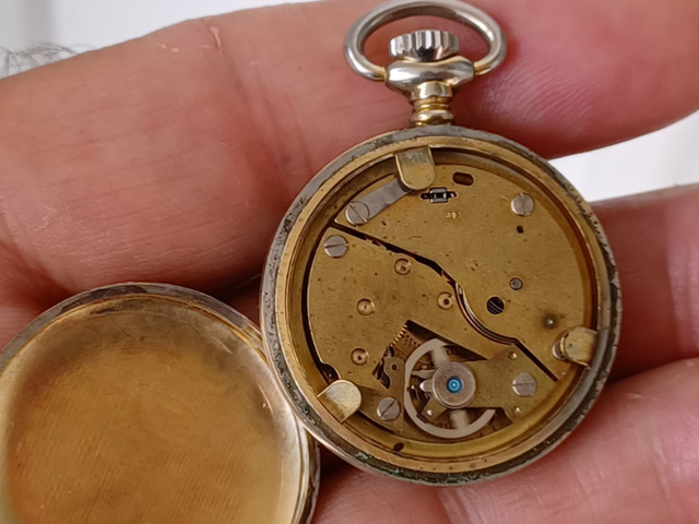 ANTIQUE  petite montre de poche GOLD CROWN non fonctionnelle dans Art et objets de collection  à Laval/Rive Nord - Image 4