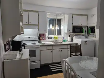 Bel studio agréable, meublée, tout inclus, internet, éléctricité, smart tv, eau chaude, parking. Zon...