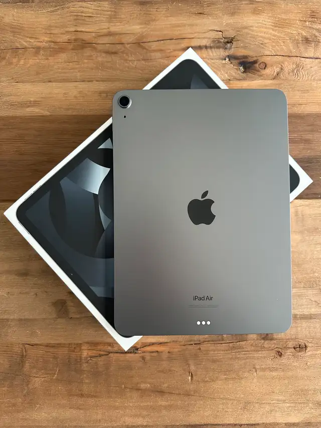 iPad Air 5th Gen 64GB + Magic Keyboard - Excellent Condition!62863734641282122